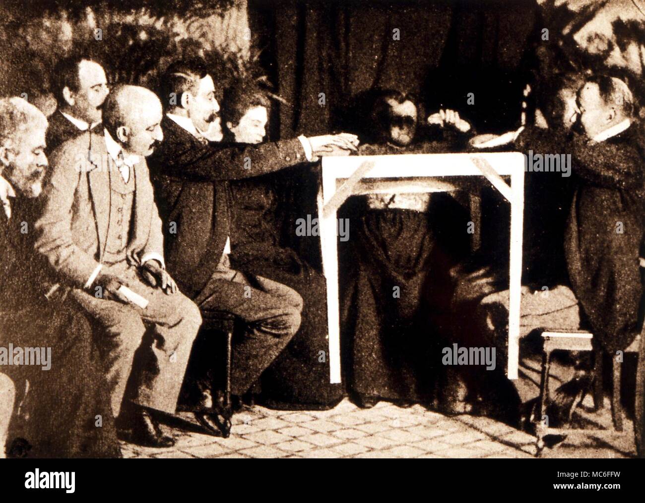 LEVITATION Levitation einer Tabelle während einer Seance durchgeführt, die von der Italienischen Medium, Eusapia Palladino, in Mailand 1892 Stockfoto