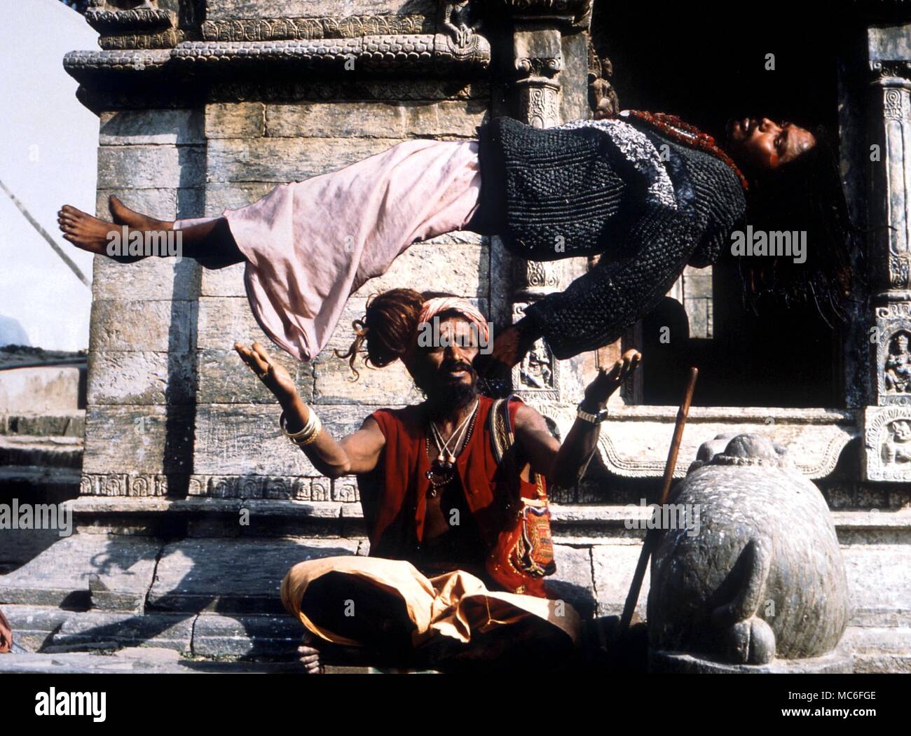 Levitation Fakir schwebend ein fakir. Die Illusion ist von Fotografien, in Kathmandu, Nepal genommen Stockfoto
