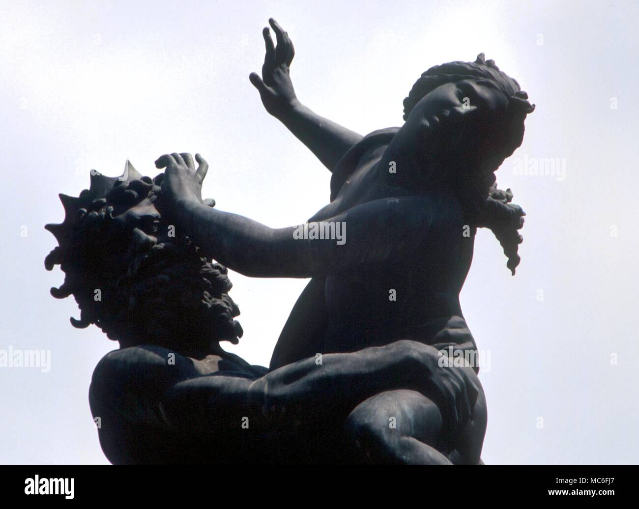 Planeten - Pluto Pluto, mit seiner dreiköpfigen Hund Monster, Cerberus, Durchführung von Persephone weg in den Hades. Statue von Bernini in der Piazza Francesco Crispi, Enna, Sizilien Stockfoto