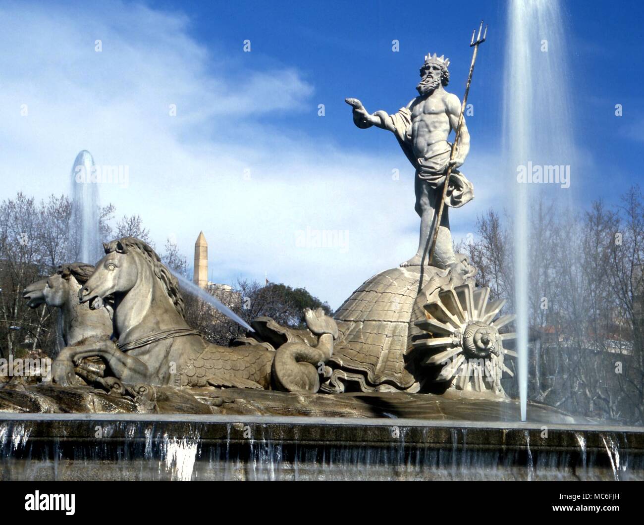 Planeten - Neptune Statue von Neptun, durch Wasser und Wolke umgeben - Springbrunnen Statue in Sevilla Spanien Stockfoto