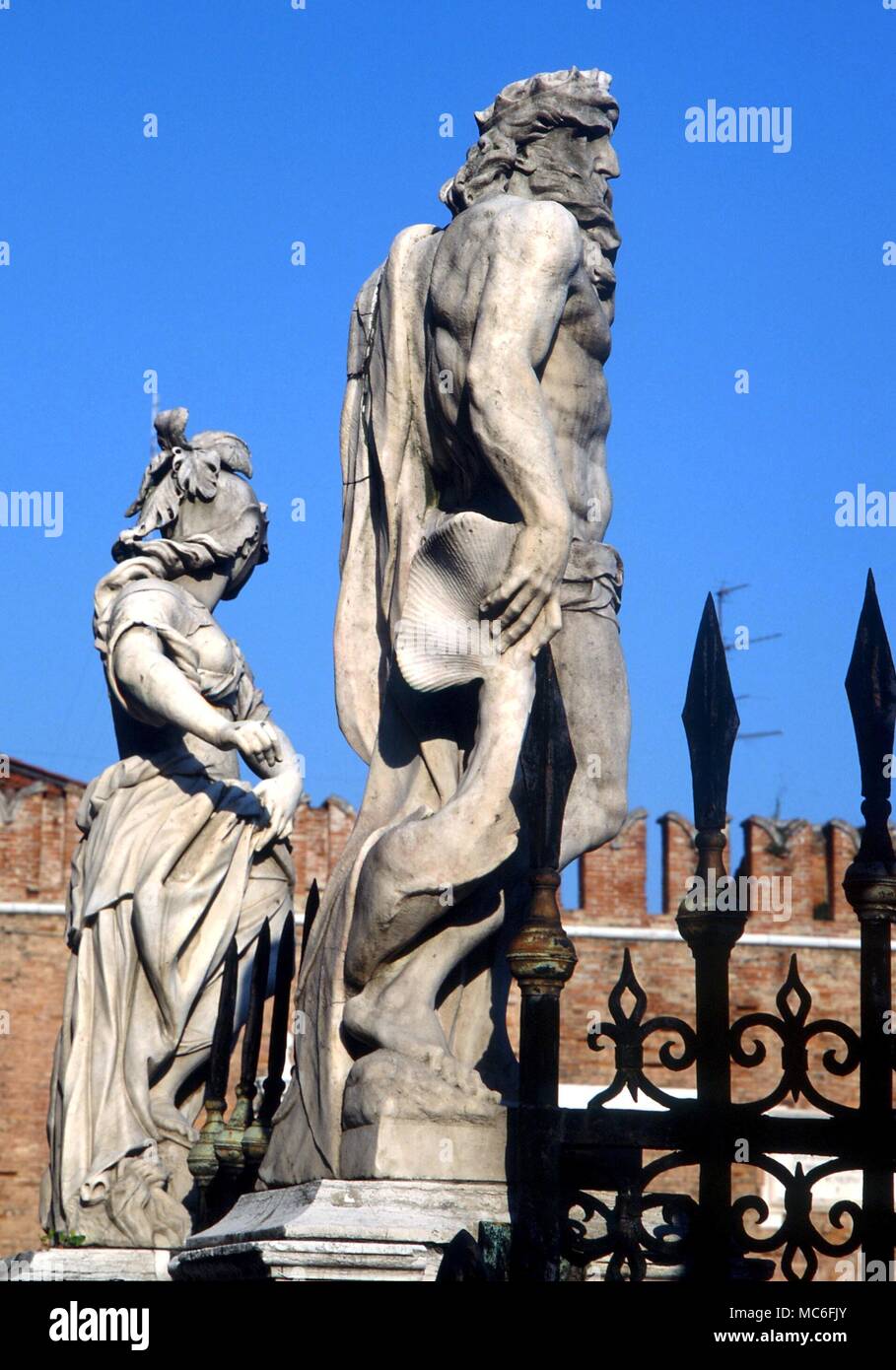 Planeten - Neptune Statue von Neptun, mit großen Fisch um seine Füße. In der Fassade Innenhof des Arsenal, Venedig Stockfoto