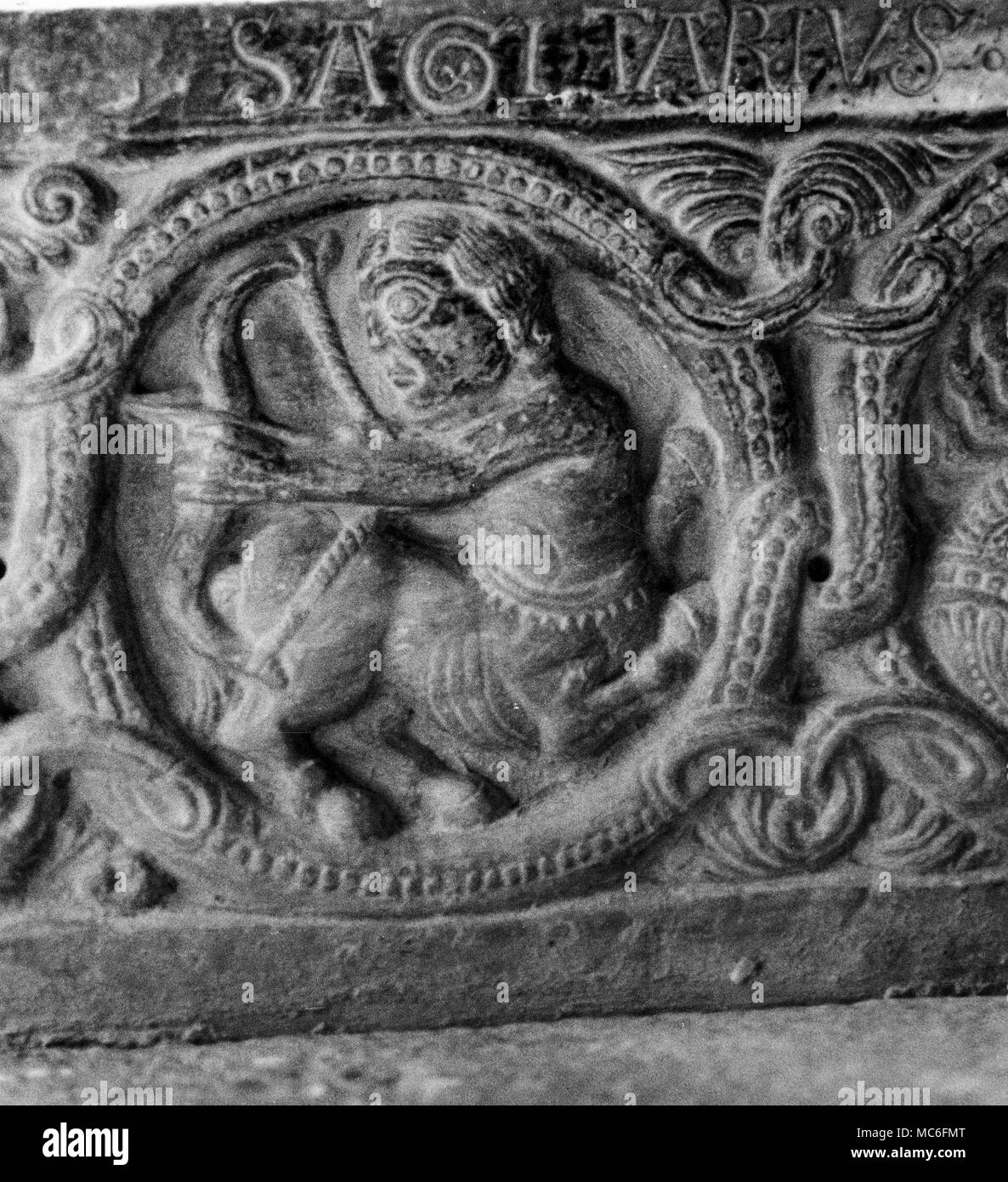 Asrology - Schütze - der so genannten "Tierkreiszeichen arch' im Kloster Sacra di San Michele, Val di Susa, 12. Jahrhundert Stockfoto