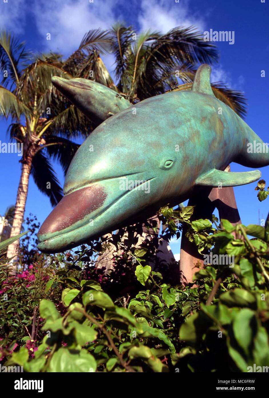 Bronzestatue von springenden Delphinen, nahe dem Meer auf der Insel Kauai, Hawaii Stockfoto