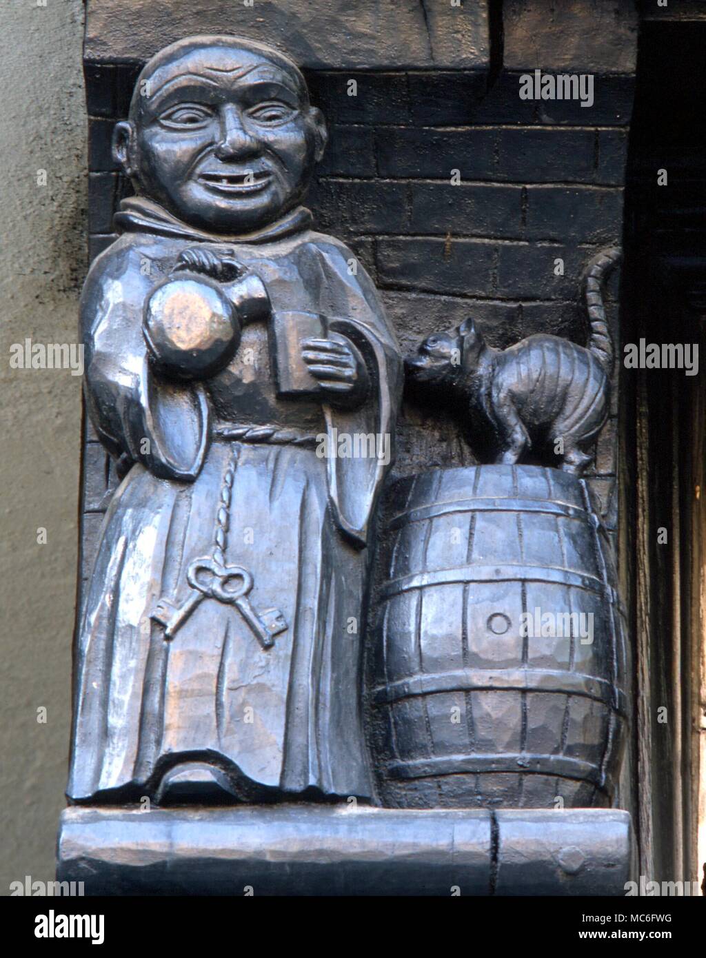 Katze auf Barrel, mit Mönch. Dekorative Relief auf der Fassade des "George" in der Fleet Street, London Stockfoto