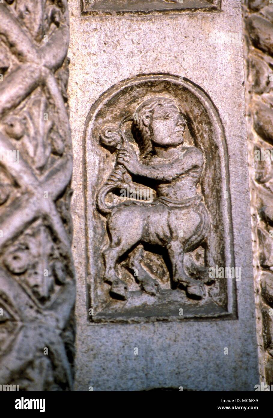 Centaur - Detail aus mythologischen Figuren auf dem südlichen Portal der Kathedrale von Ferrara, Italien. Im 14. Jahrhundert? Stockfoto