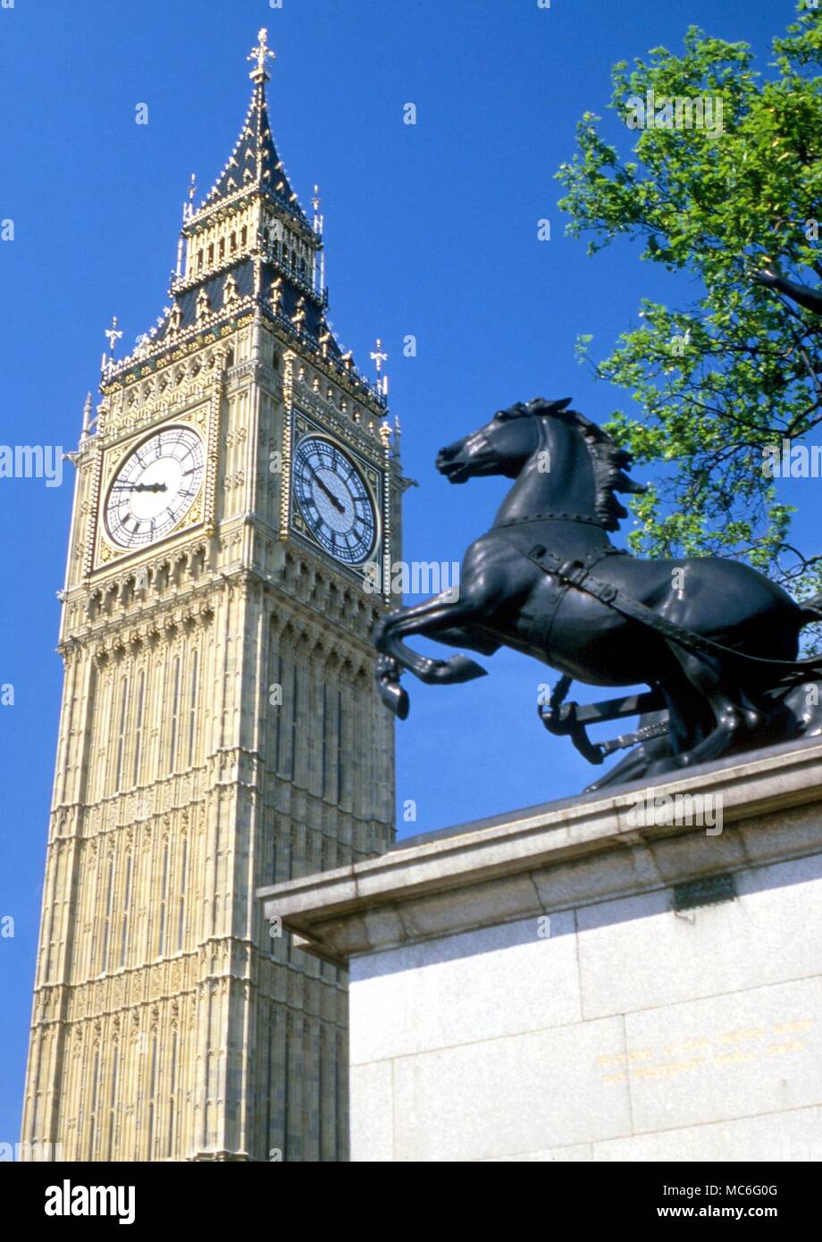 Tieren - Statue von Pferd zieht den Wagen von Boudicca, auf die Westminster Bridge, London. Im Hintergrund ist die Uhr von Big Ben Stockfoto