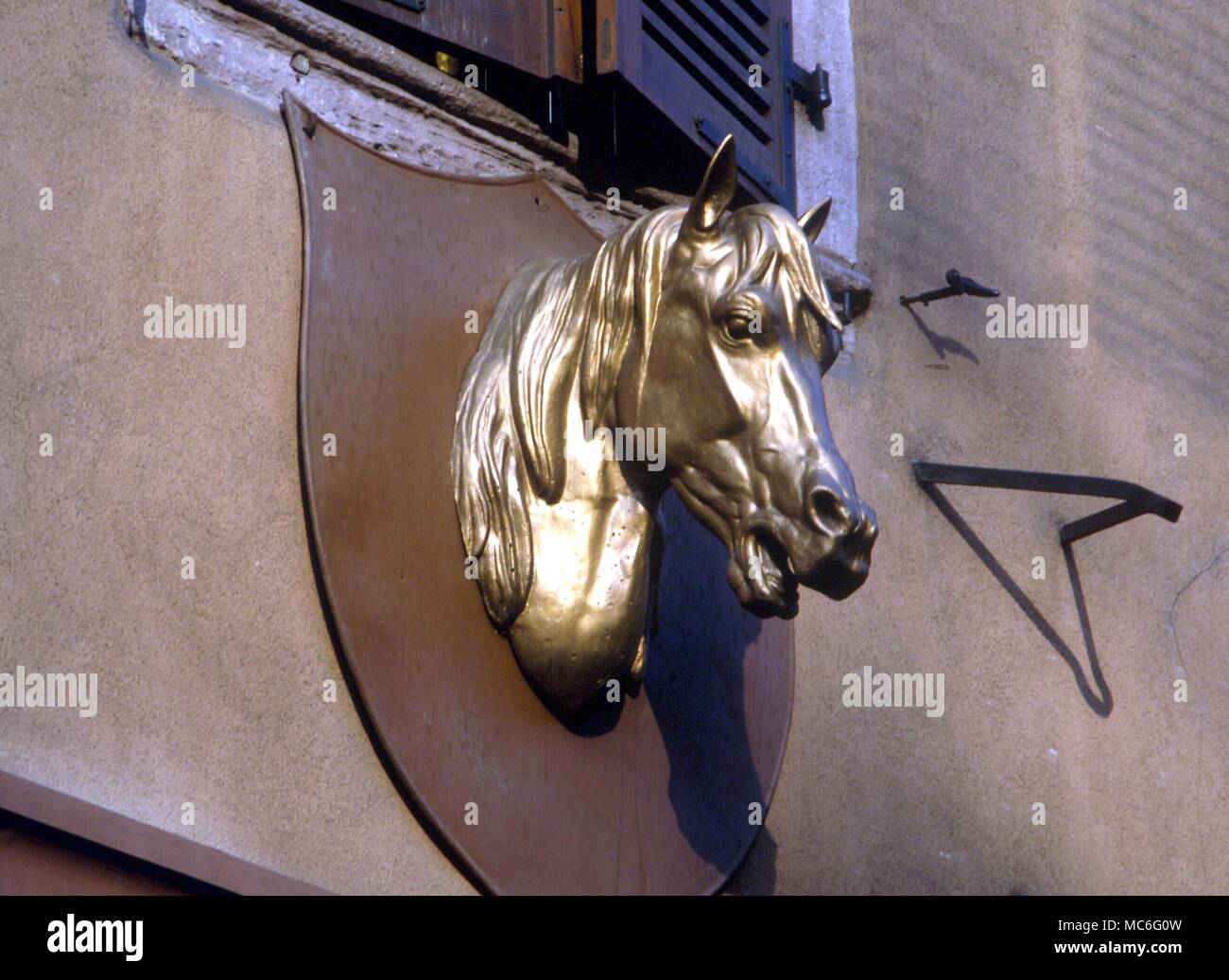 Tiere - das Pferd Pferd - Kopf, ironisch über der Tür eines Metzgers (Fleisch Verkäufer) in Colmar, Frankreich Stockfoto