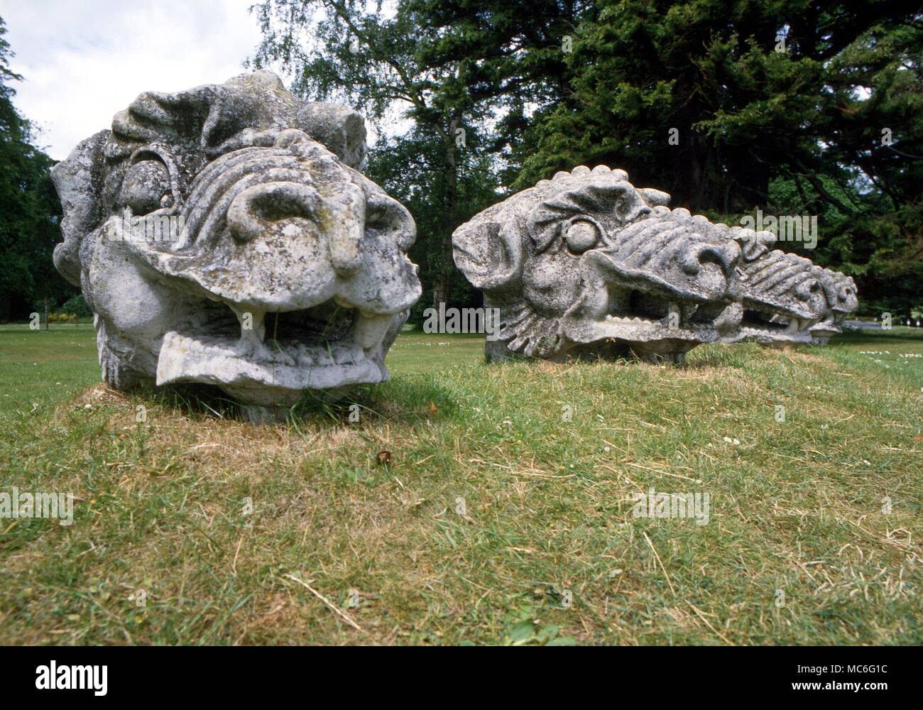 Der Stein griffin Köpfe auf der riesigen Liegewiese von Wallington Hall wurden im Norden von England als das Schiff Ballast gebracht, nachdem Sie von einem der alten Toren der Stadt London abgebaut worden war Stockfoto