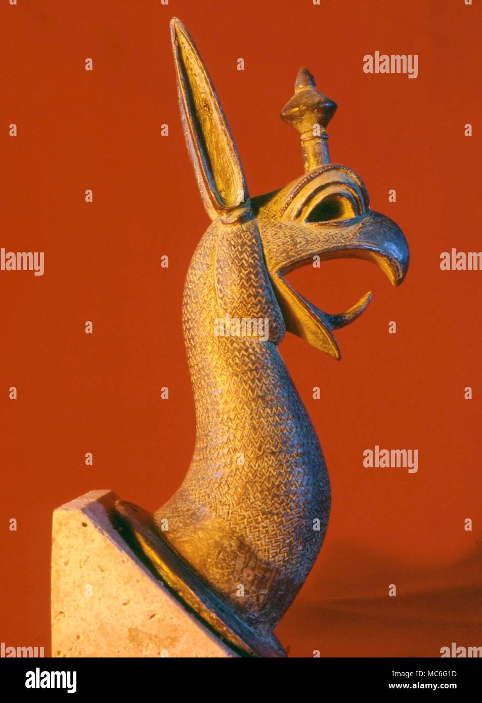 Kopf eines Griffin, auf dem 7. Jahrhundert v. Chr. Griechische original, die Teil einer votive Stativ, gebildet, die jetzt im Museum in Olympia. Stockfoto