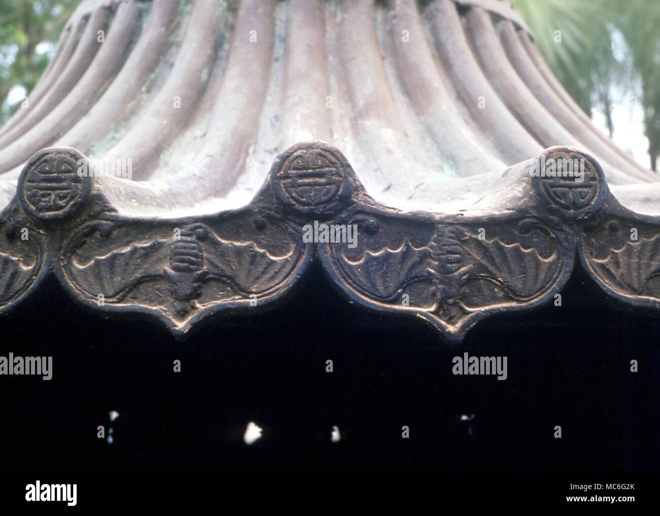 Tiere Flachrelief bronze bat auf den Rand der oberen ein Räuchergefäß, Po Lin Kloster, Lantau. In China, die Fledermaus ist als gelungene Symbol, mit langer Lebensdauer verbunden angesehen Stockfoto