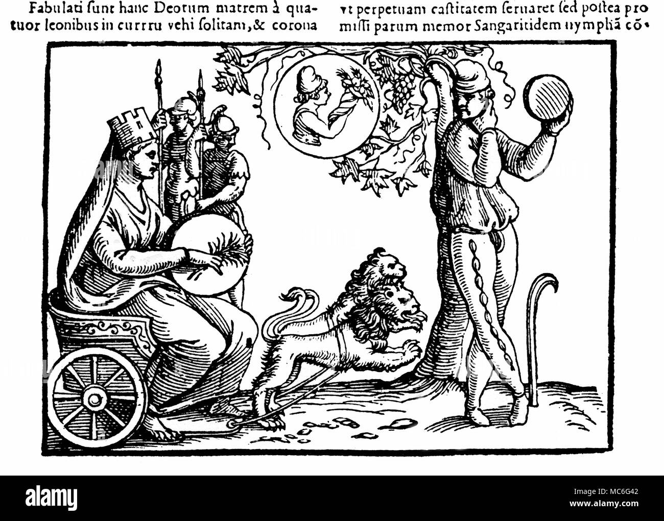 Griechischer Mythologie Rhea, die Mutter der Götter - eine alte Erde - Göttin (buchstäblich, die Erde selbst), die normalerweise in einem Wagen mit vier Löwen (hier durch zwei) gezeichnet und gekrönt mit einem Revolver - wie Krone (als eine Göttin - Gründer der Städte), und das Tragen der Heiligen Tympanon. Die Abbildung auf der rechten Seite ist eine der corybantes oder Priester - die Sichel vielleicht ein Hinweis darauf, dass Er sich selbst kastriert hat. Holzschnitt aus dem 16. Jahrhundert Edition von Natalis Comitis, Mythologiae. Stockfoto