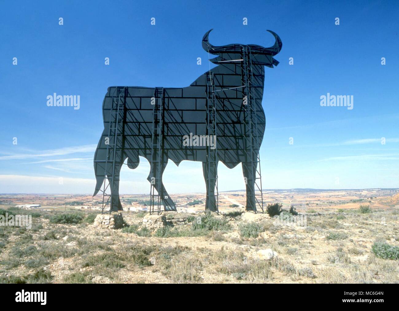 Tiere - Stier als Werbung für Stierkampf auf einer Spanischen hilltop Stockfoto