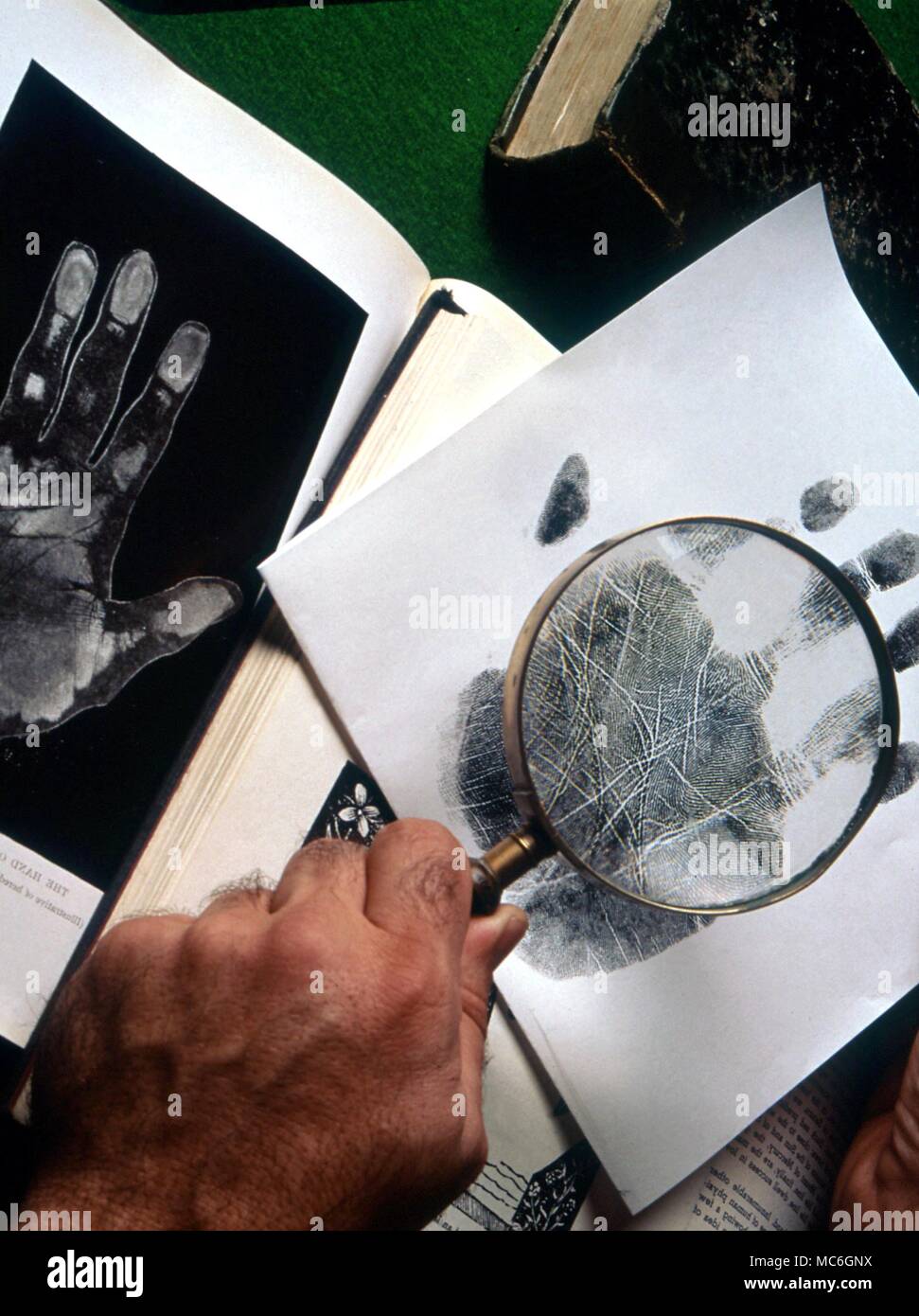 Handlesen - Moderne palmists bilden große Verwendung von Palm Drucke, die fotografisch vergrößert werden kann, oder mit Hilfe einer Lupe, minute Abweichungen in linearen oder Papillären Strukturen aufzudecken Stockfoto