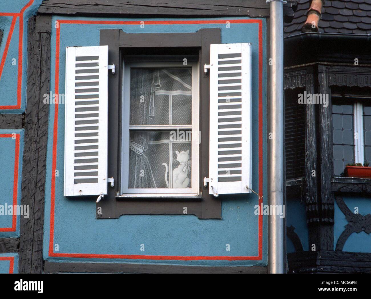 PSYCHI CAT - CAT. Bild von Katze bestickt in die Lacework eines Vorhangs, im Fenster eines Hauses in Colmar, Frankreich. Vermutlich ist die Katze ständig warten seine Besitzer zu begrüßen Stockfoto