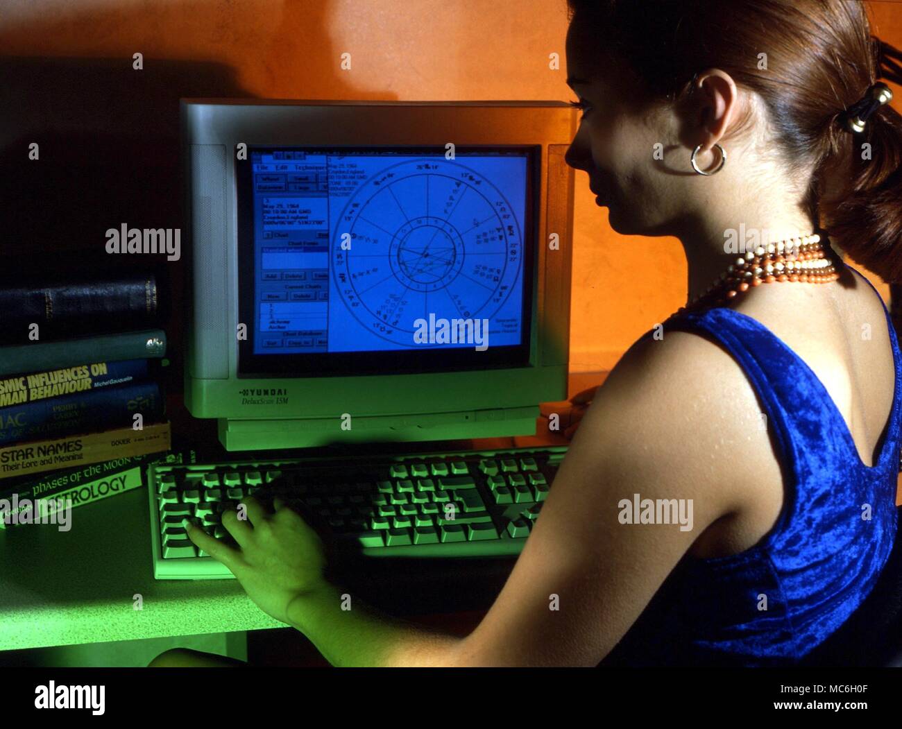 Horoskope - Astrologe mit einem Win-star-Programm für das Gießen ein Horoskop über einen Computer Stockfoto