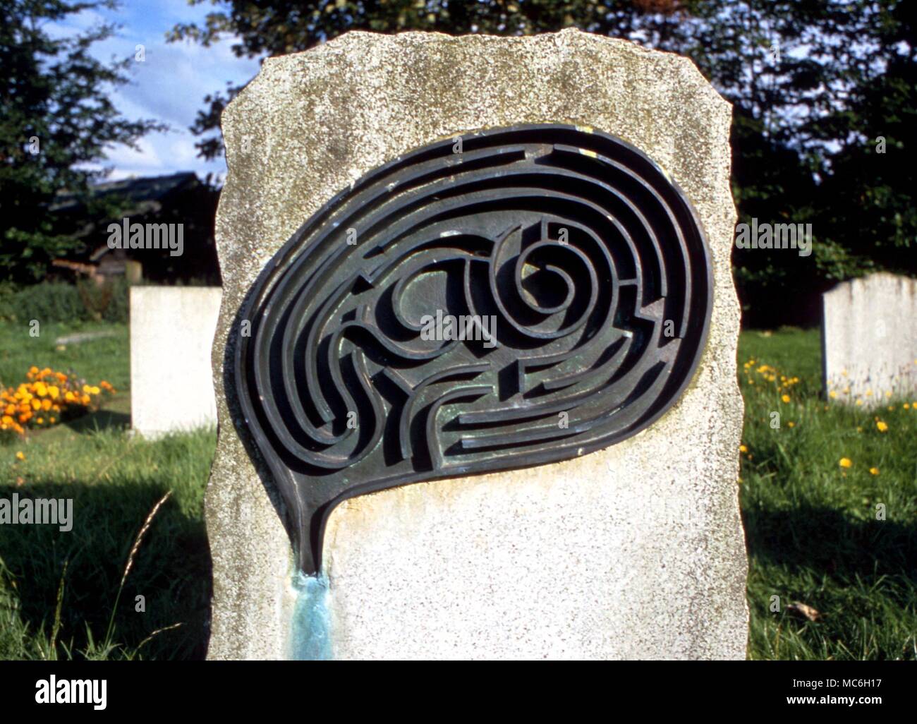 Labyrinth - HADSTOCK Kupfer Labyrinth in der Grabstein des Künstlers Michael Ayrton (gestorben 1975) auf dem Friedhof der St. Botolph's, Hadstock eingestellt. Das Gerät spiegelt sein Interesse an der Mythologie der Minotaurus Stockfoto