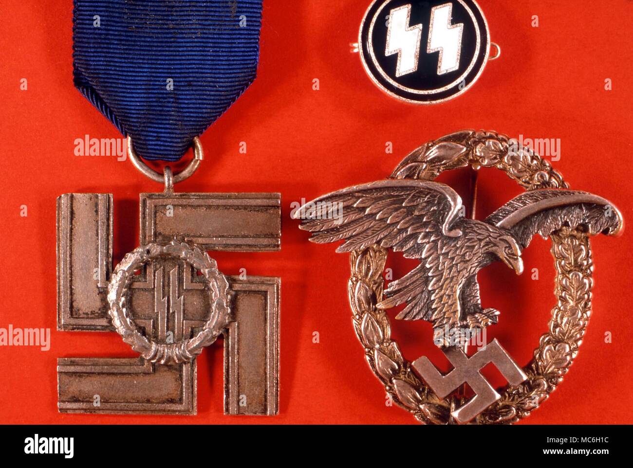 SIGEL RUNEN - Hakenkreuze und SS-Runen, auf verschiedenen NS-service Medaillen Stockfoto