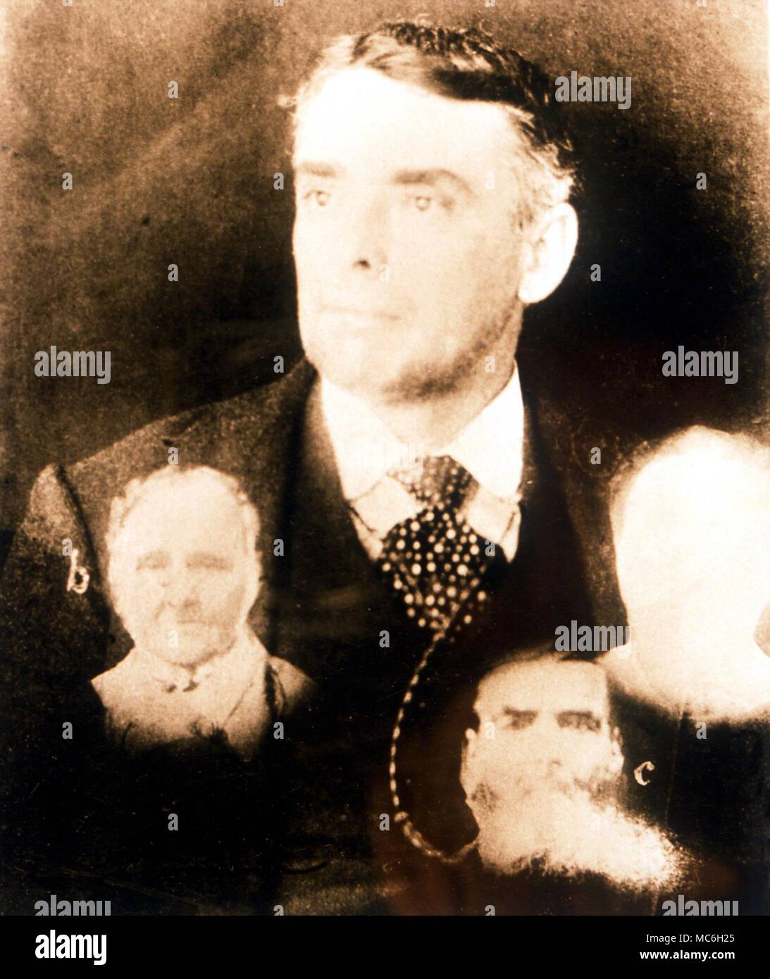Gespenster - wyllie Bild Foto von lebendigen Subjekt mit mehreren gespenstischen 'Extras', vom Amerikanischen psychische Fotograf Edward Wyllie, um 1890 getroffen Stockfoto