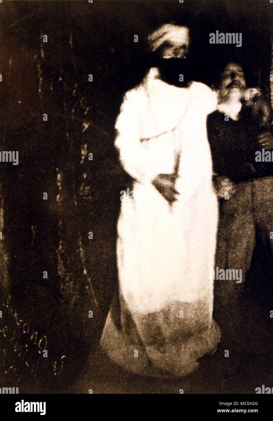 Geist Fotografie Foto von einer materialisierten Geistes in arabischen Gang gekleidet, ruht auf den Schultern des berühmten Medium William Eglinton. Das Foto wurde ca. 1878 getroffen Stockfoto