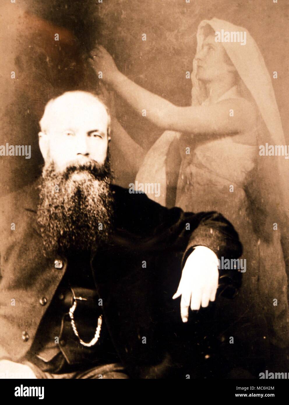 Geist Bilder - der psychischen Forscher W T statt mit nicht identifizierten Geist bilden. Foto von Boursnell, C. 1896 Stockfoto