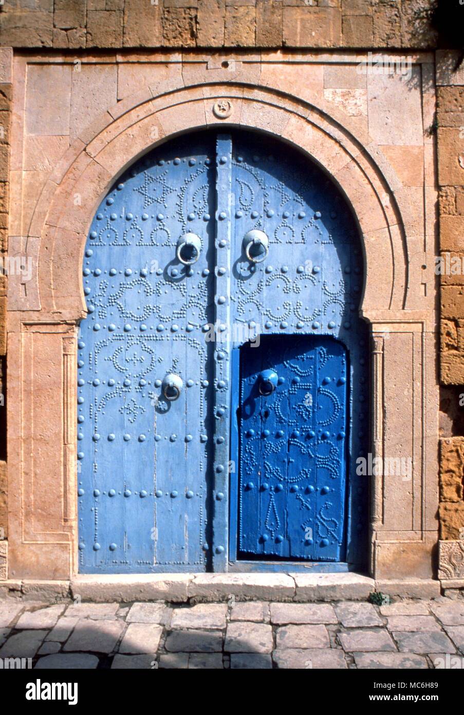 Amulette. Magische amuletic Designs wählten in Nagel - Bolzen an der Tür eines privaten Haus in Sidi bou Seite, Tunesien Stockfoto