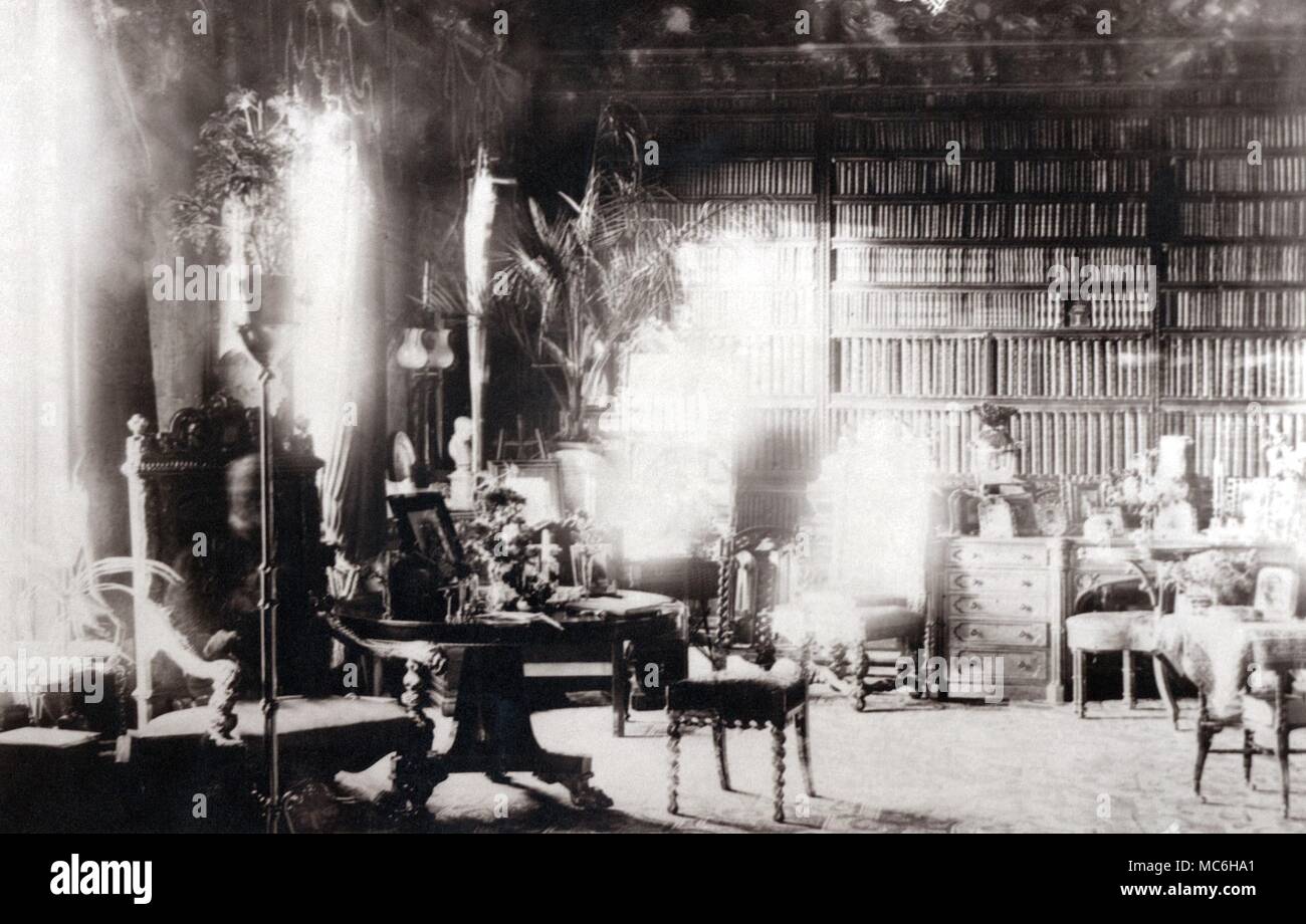 Gespenster - Geist Fotos der Geist von Lord Combermere. Einer der berühmtesten aller Geist Fotografien, die in der Bibliothek des Combermere Abbey genommen wurde, im Jahr 1891, durch Sybell Corbet, fotografiert. Die Bibliothek war leer, als Sie das Foto nahm (Sie blieb während der langen Exposition), dennoch, wenn die Platte entwickelt wurde, das Bild eines alten Mannes, der in der hohen-zurück-Stuhl sitzt auf der linken Seite, war ziemlich sichtbar. Es stellte sich heraus, dass zu der Zeit als das Bild gemacht wurde, Lord Combermere an Wrenbury, ein paar Meilen von der Abtei begraben wurde. Es wurde festgestellt, dass der Geist hatte keine Stockfoto