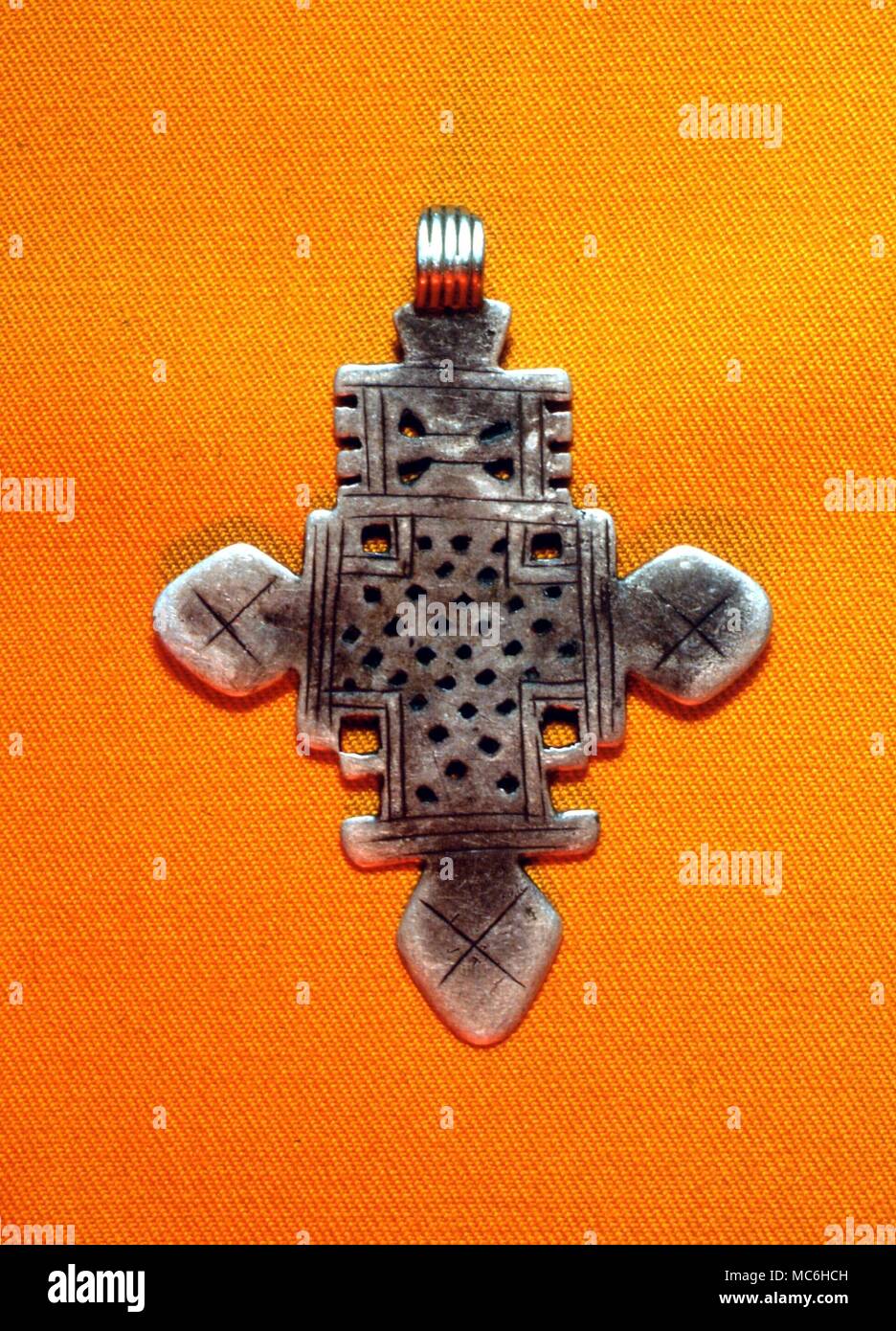 Amulette - Brustkreuz aus Äthiopien, worin einige der frühen christlichen Symbole erhalten. private Sammlung, Gordon Reece Stockfoto