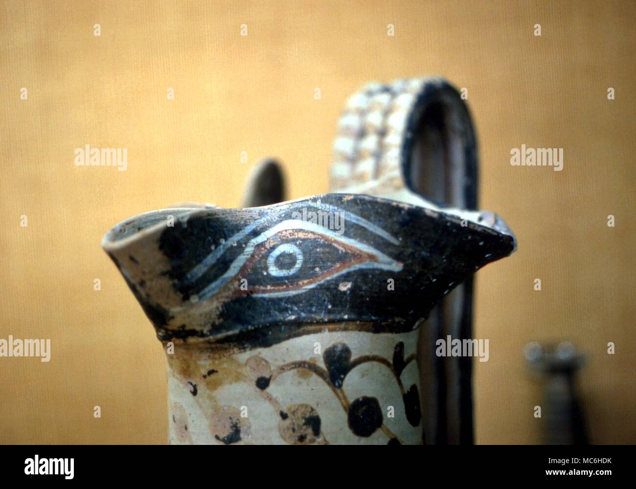 Amulette - Schützende Auge auf Trinkgefäß, entworfene zum Schutz vor Gift gewährleisten. Griechisch, vielleicht des 4. Jahrhunderts, aber traditionelles Design Stockfoto