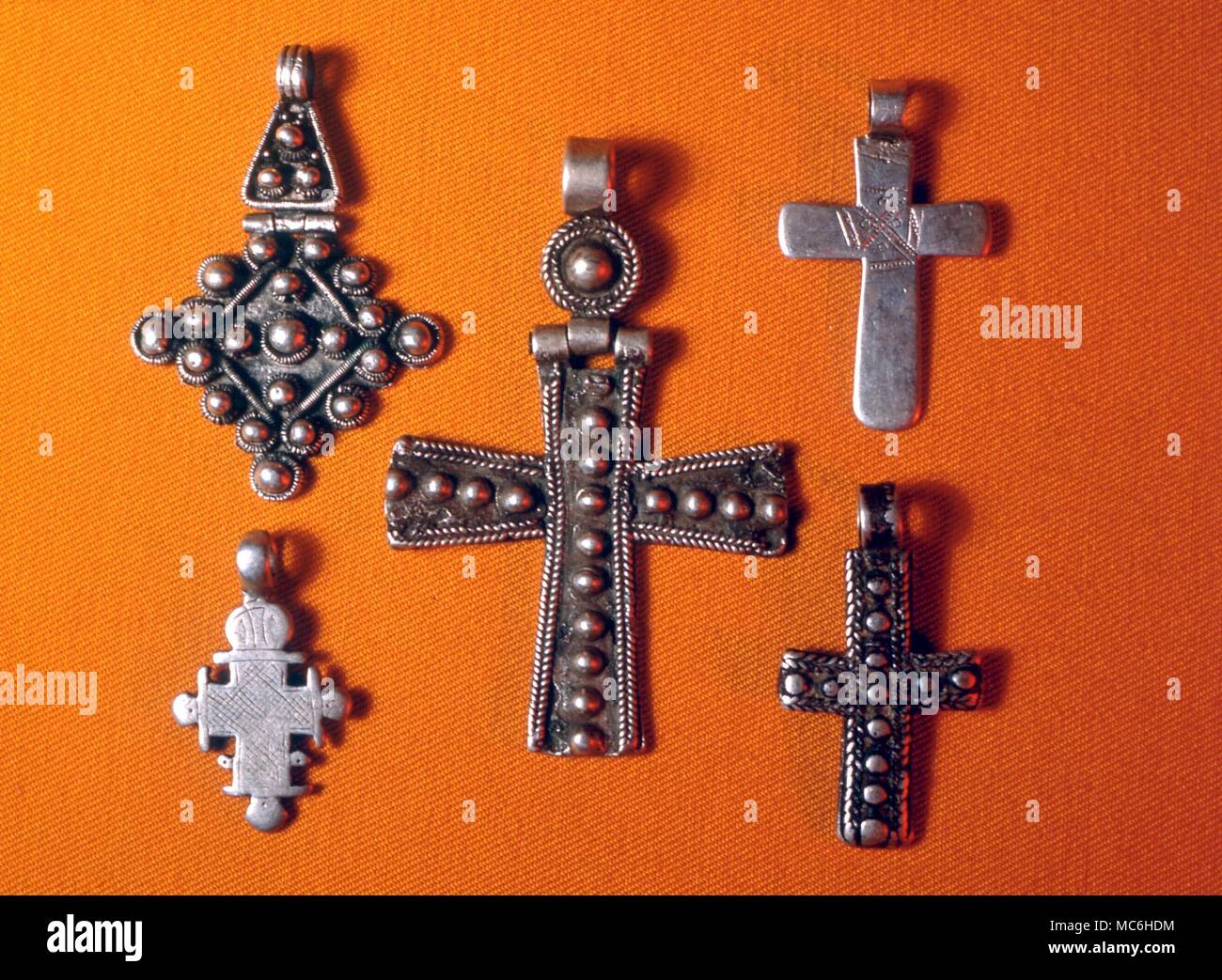 Amulette - Äthiopisches Kreuz. Drei pektorale Kreuze aus Äthiopien, worin einige der frühen christlichen Symbole sind noch erhalten. Private Sammlung, Gordon Reece Stockfoto