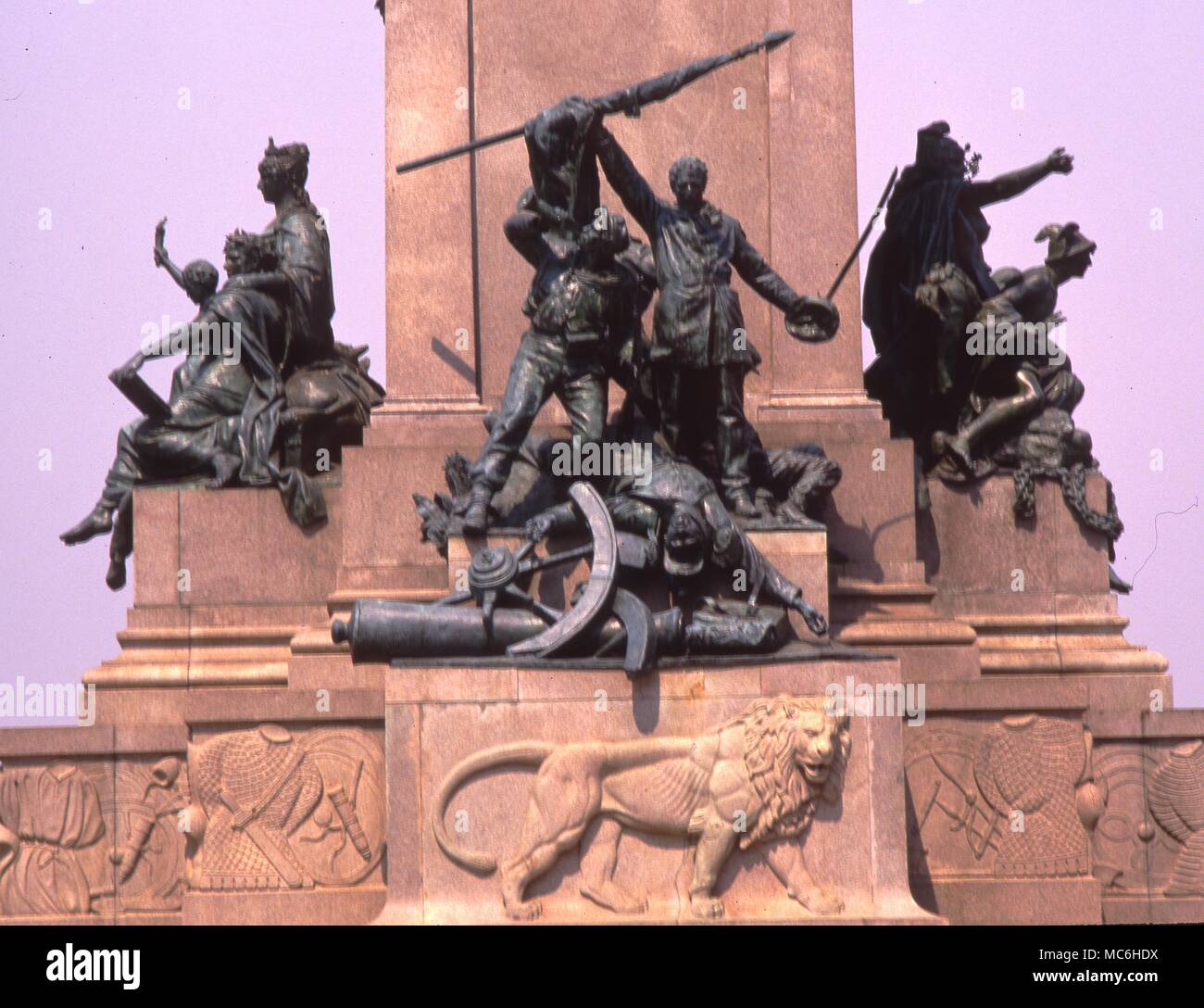 Detail der mythologischen Statuen aus der Freimaurer Statue von Garibaldi auf dem Pferd auf dem masonic Komplex von Statuen in den Gianiculo, Rom. Stockfoto