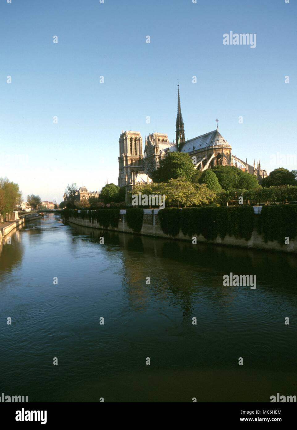 Ley-linien. Die Kathedrale von Notre Dame in Paris ist Teil einer Ley, das läuft von La Croix de Nailles, durch La Defense, L'Etoile, La Concorde, dem Louvre und Notre Dame. Stockfoto