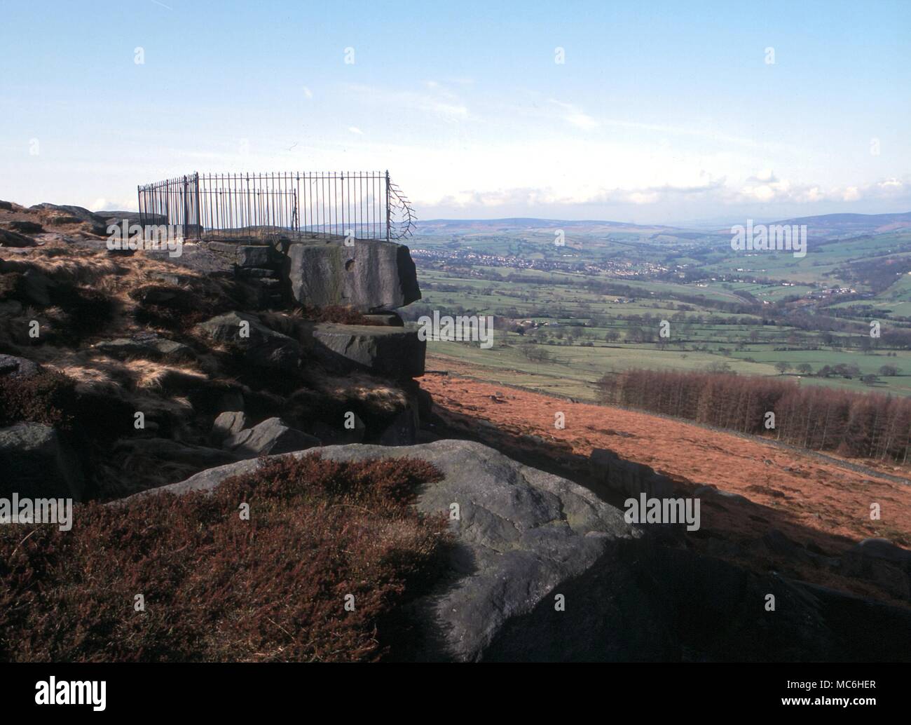 Ley-linien. Die prähistorischen Swastika Stein oben Ilkley Moor, Yorkshire. Es auf der oberen Fläche in einen Felsen gehauen ist, dieses Bild schaut in Richtung Addingham. Der Stein ist eine wichtige Nexus in einem System der leys. Stockfoto