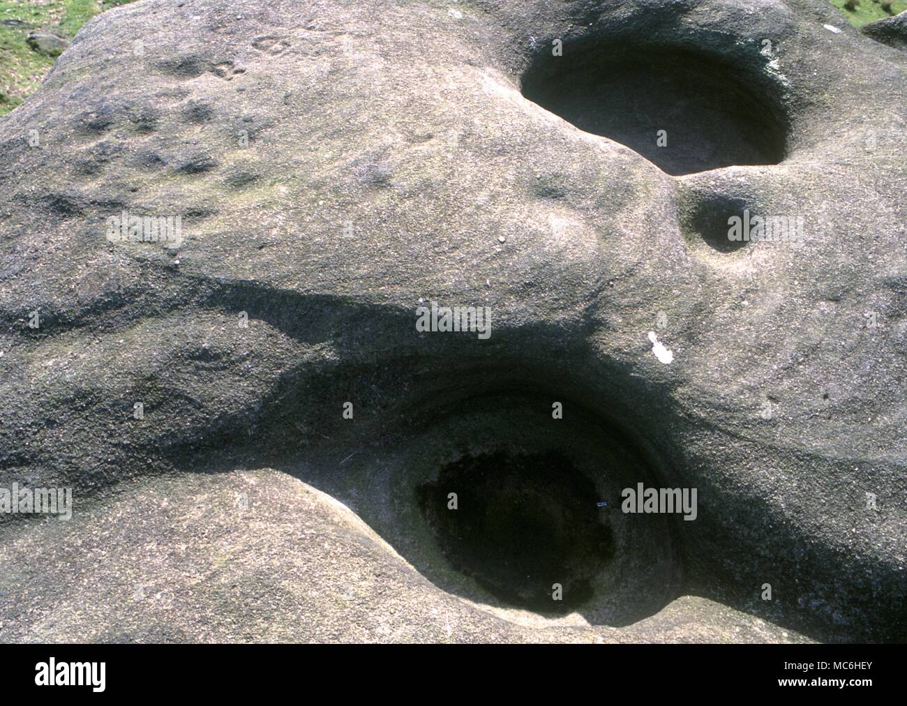 Ley-linien. Der Doppler Steine auf Ilkley Moor, Yorkshire. Diese Steine waren ein heiliger Ort in prähistorischen Zeiten und Teil eines umfassenden Ley. Prähistorische Markierungen und künstlichen Wasserlöcher Stockfoto