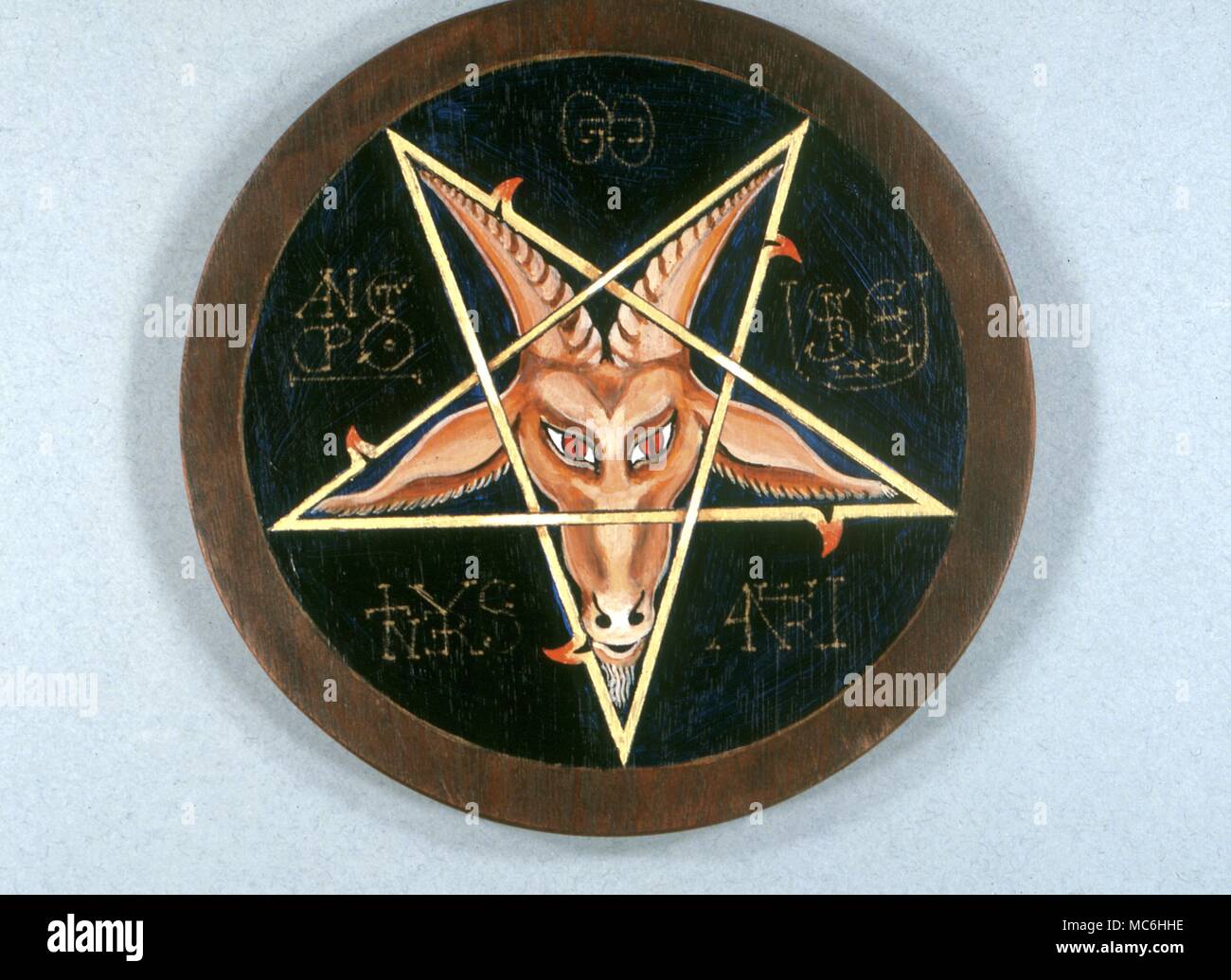 Magische Symbole. Pentagramm mit einer Ziege Kopf umgeben von Alphabet der Wunsch Siegel. Ritual. Stockfoto