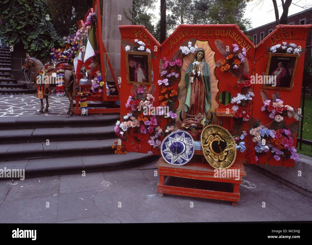 Mexiko Stadt. Beliebte Kunstwerke, die die Jungfrau von Guadalupe, die an einen indischen, Juan Diego, 1531 erschienen. Stockfoto