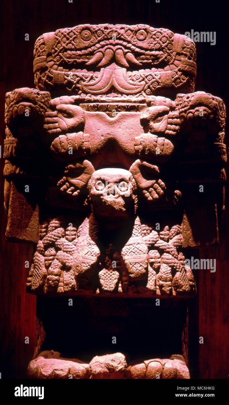 Mexikanischen Mythologie. Aztec Statue der Schlange Erdgöttin, Coaticue in der Nationalen Anthropologischen Museum. Mexiko Stadt. Das Bild Früher stand auf dem Omphalos Platte, die das Zentrum der Erde markiert. Stockfoto