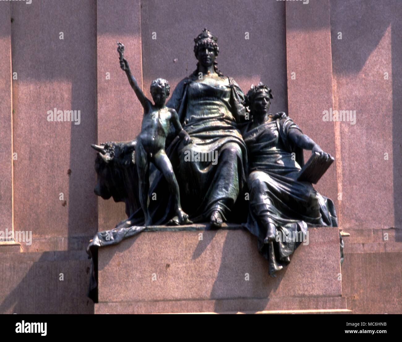 Mythologische Statuen auf die Statue zu Giuseppe Garibaldi in Rom. Stockfoto