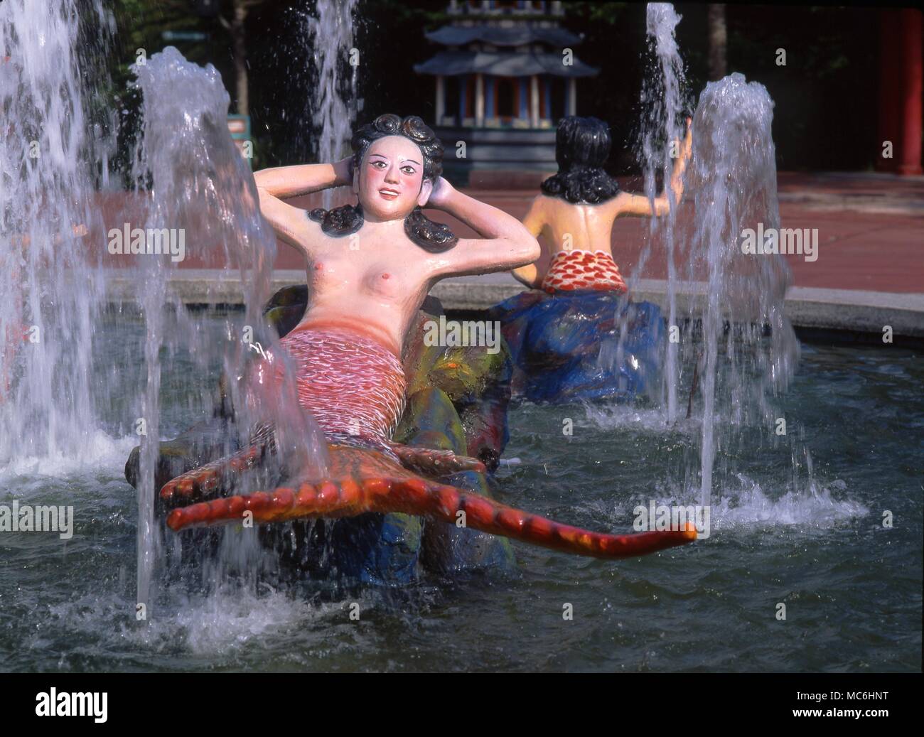 Modelle von Meerjungfrauen in den Brunnen der Chinesischen Haw Par Gärten (Tiger Balm Gardens) in Singapur. Stockfoto