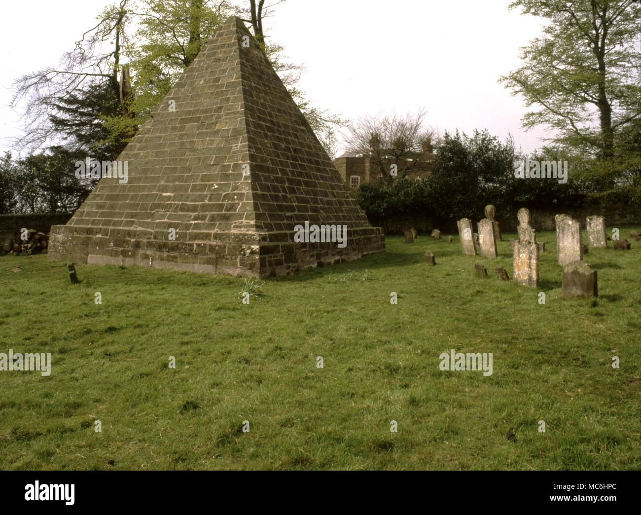 Pyramidology. Die Pyramide Grab des exzentrischen MP, Squire 'Mad'' Jack Fuller, in Brightling Kirchhof. ' Stockfoto