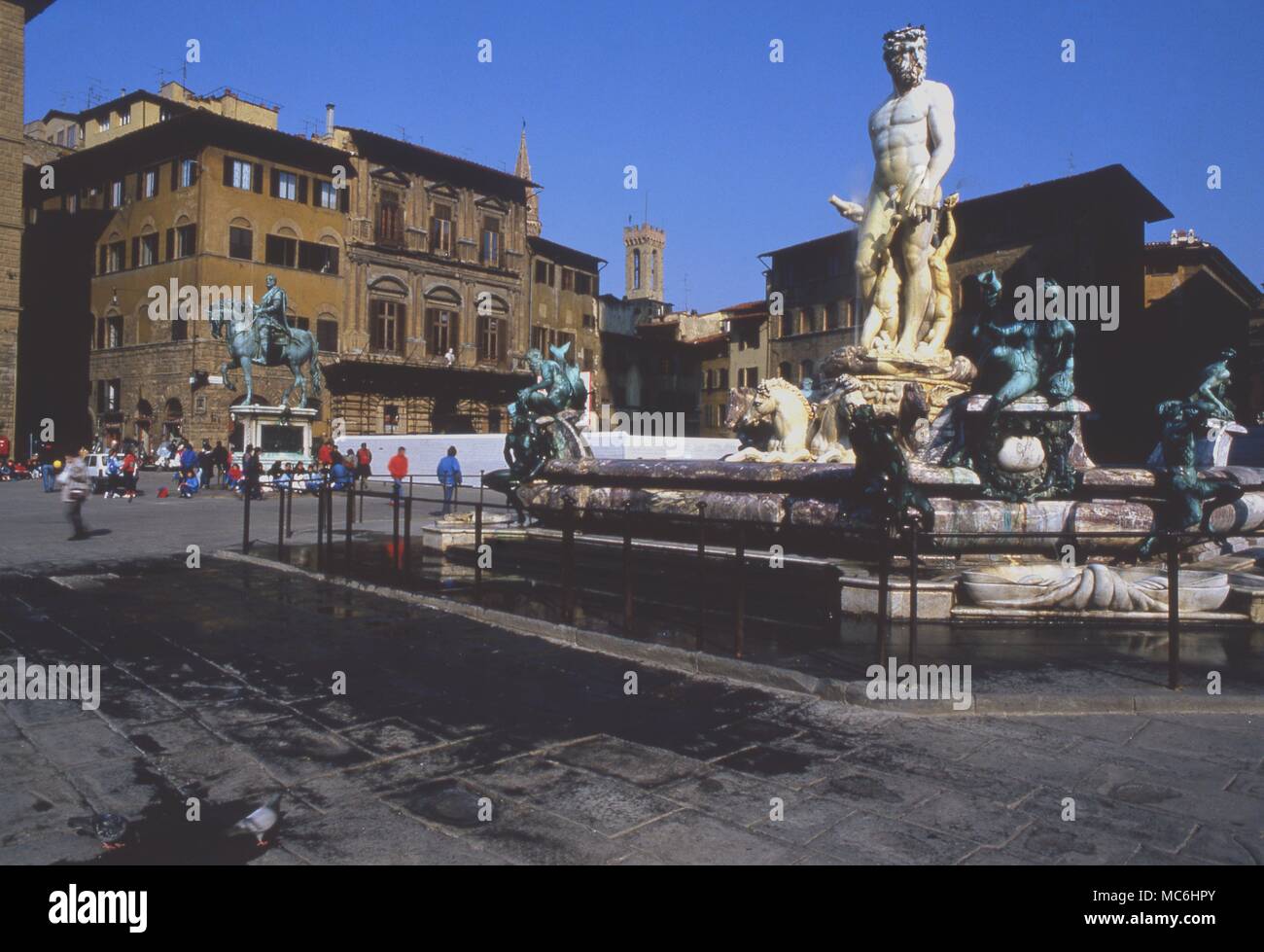 Statue des Meeresgottes, Neptun, in den Brunnen der Piazza Signoria in Florenz. Stockfoto