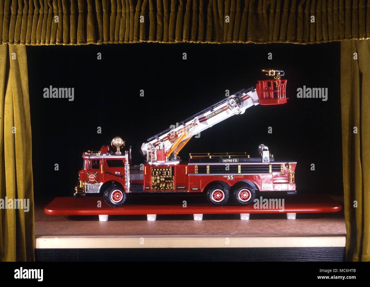 Verschwinden Fire Engine Trick. Dieses Bild zeigt, was der Zuschauer sieht - Der schwarze Vorhang versteckt, in dem die Feuerwehr mit einem Kran angehoben werden. Stockfoto