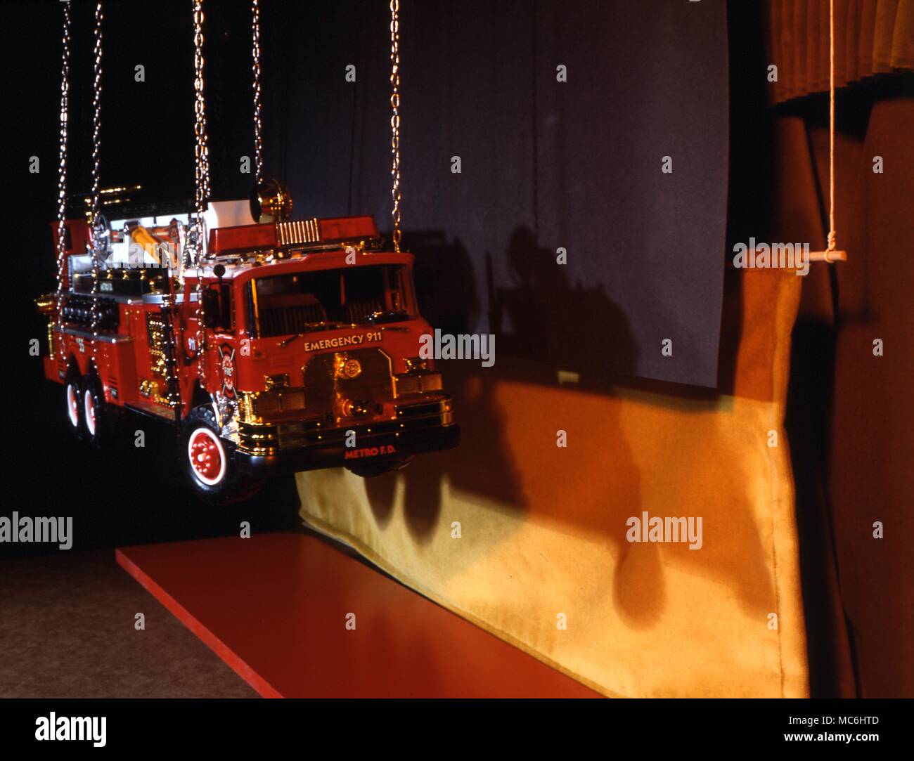 Verschwinden Fire Engine Trick. Dieses Bild zeigt, was der Magier sieht - Der schwarze Vorhang versteckt, in dem die Feuerwehr mit einem Kran angehoben werden. Stockfoto