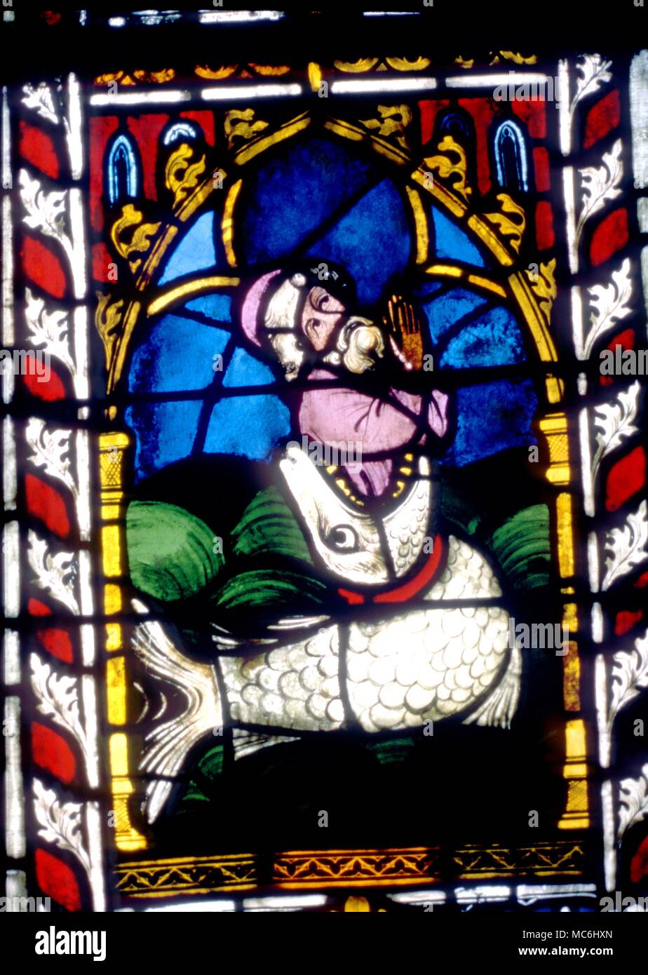 Fisch schlucken ein Mann, eine symbolische Bild über die Einleitung; einer beiing, die in zwei Welten gleichzeitig leben können. Kirchenfenster von St. Etienne, Mulhouse. Stockfoto