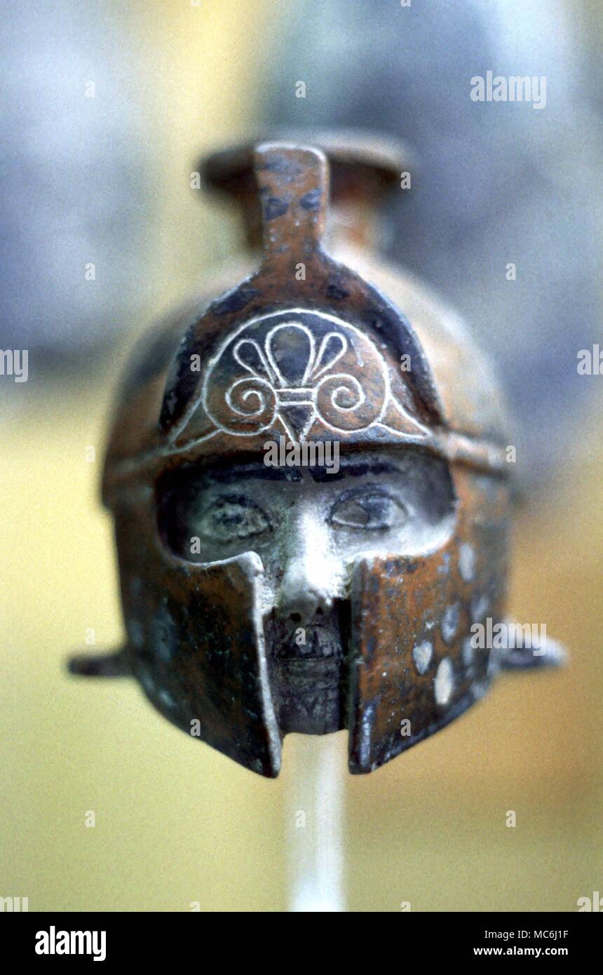 Amulette Amuletic Amuletic Helm Design auf der Vorderseite von einem Helm von einem griechischen Krieger Figur aus Ton von Rhodos Museum abgenutzt Stockfoto Amulette Amuletic Amuletic Helm Design auf der Vorderseite von einem Helm von einem griechischen Krieger Figur aus Ton von Rhodos Museum abgenutzt Stockfoto
