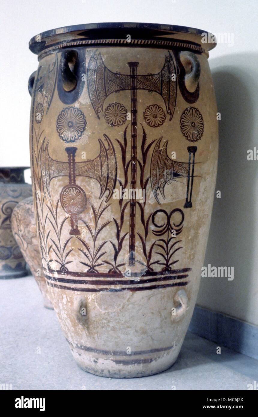 Griechische Mythologie die Doppelaxt Motiv mit einem kretischen Zivilisation auf einer Minoischen vase Herakleion Museum Kreta gemalt verbunden Stockfoto