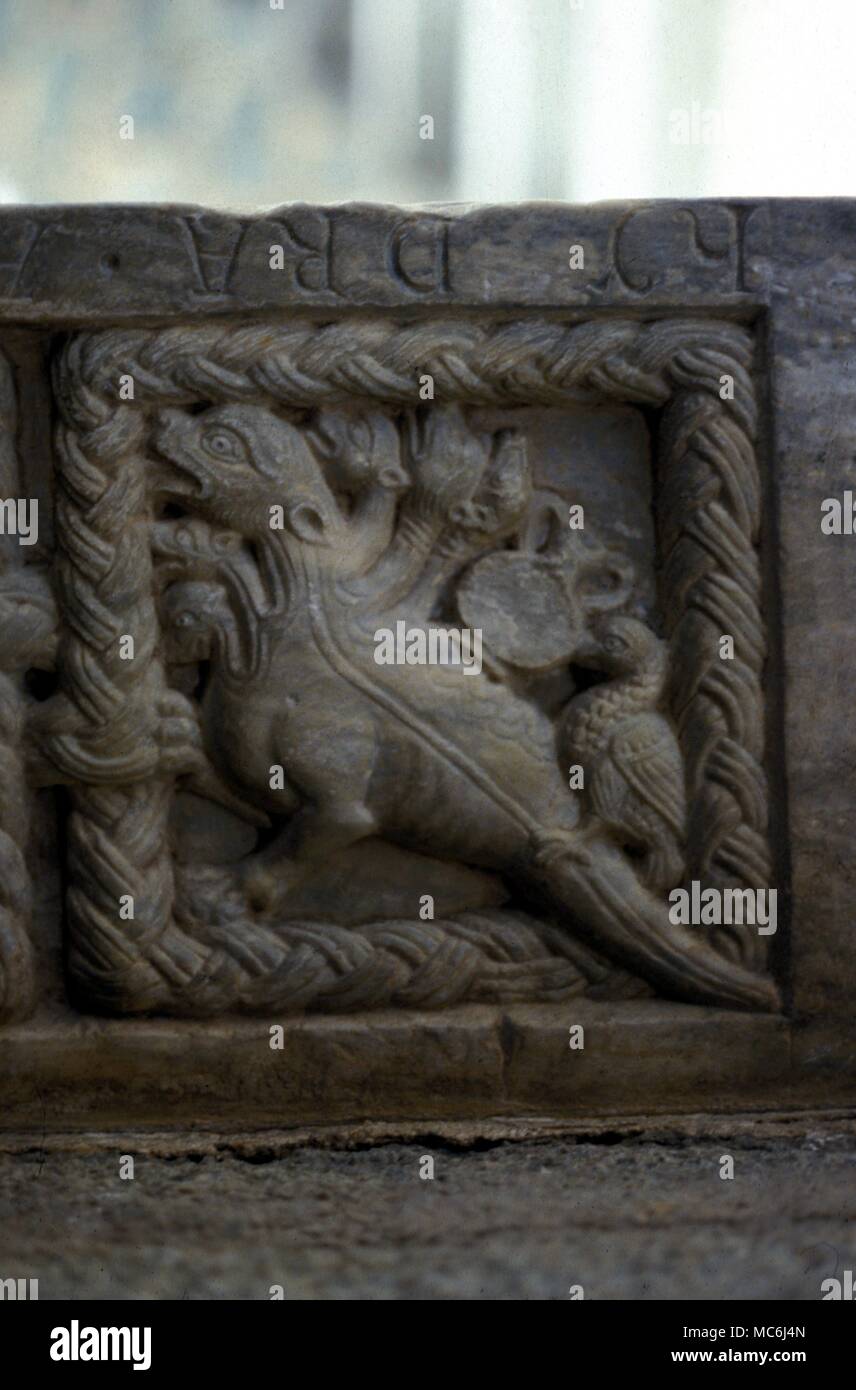 Das Sternbild Hydra Hydra aus dem zwölften Jahrhundert Tierkreiszeichen arch an der Sagra di San Michele Italien Stockfoto