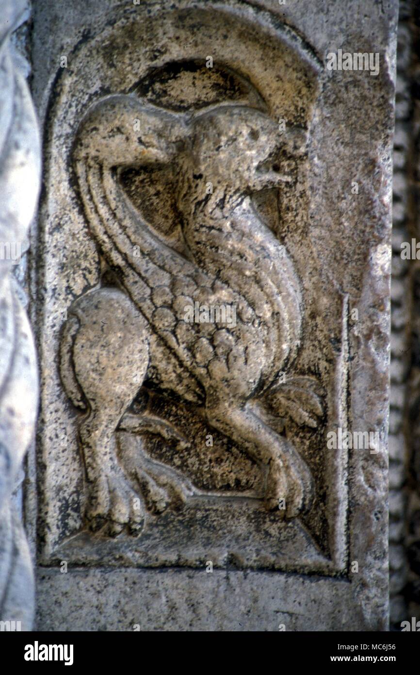 Griffin Detail aus mythologischen Figuren oin der südlichen Portal der Kathedrale von Ferrara Italien des 14. Jahrhunderts Stockfoto