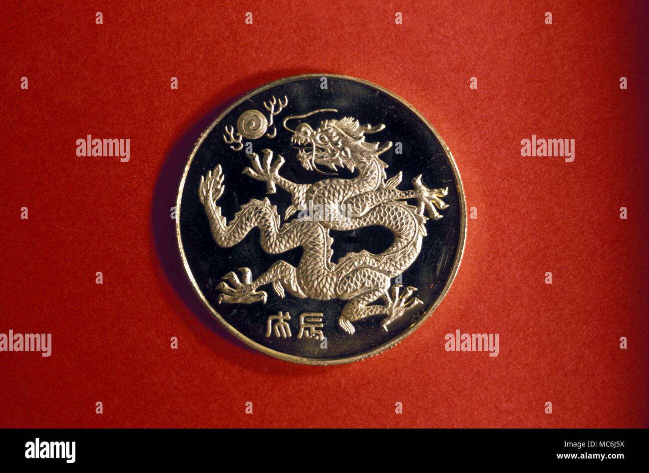 Chinesische Astrologie der Drache der chinesischen symbolische Tier entspricht das Tierkreiszeichen Löwe moderne Medaille in Peking gekauft Stockfoto