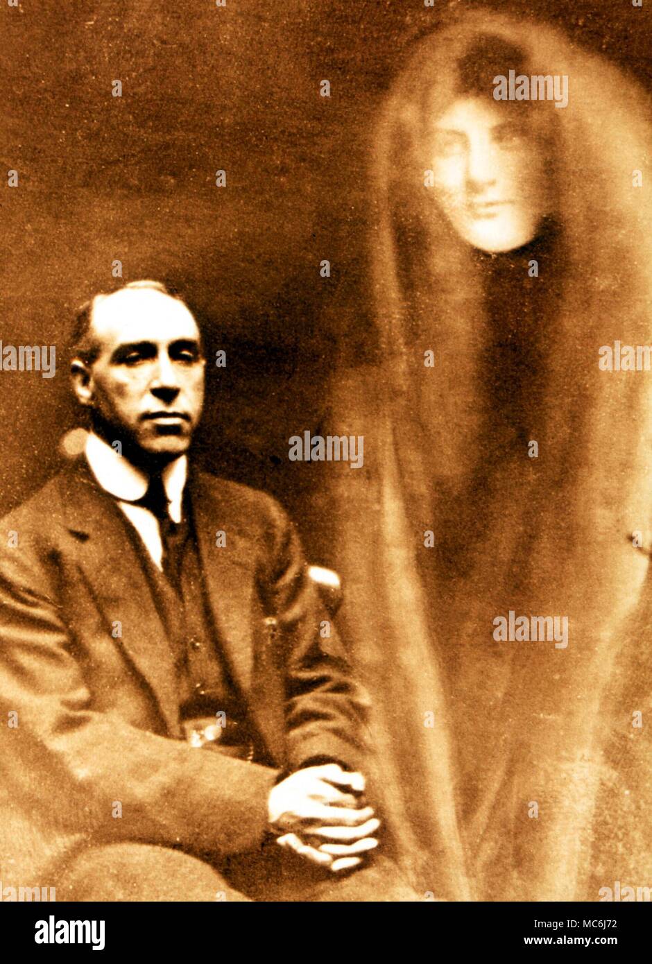 Geist Bilder - der psychischen investigator Harry Preis mit einem namenlosen Geist extra, gewonnen Bei einer Seance mit dem sogenannten Crewe Kreis, ca. 1932 Stockfoto