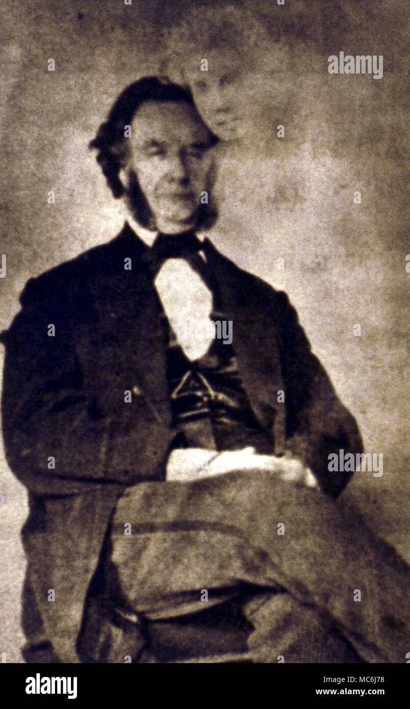 Geist Fotos - Mumler. William Mumler die frühesten Geist Bilder wurden im Jahre 1861 genommen, aber die Originale sind verloren. Dieses Beispiel ist der Mose Dow mit einer nicht identifizierten extra. Stockfoto